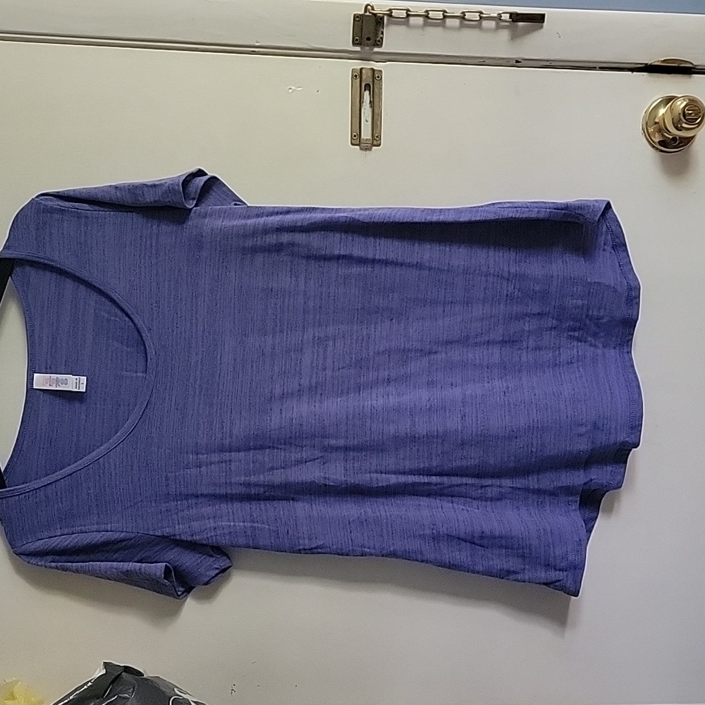 LulaRoe scoop neck short sleeve t-shirt size small